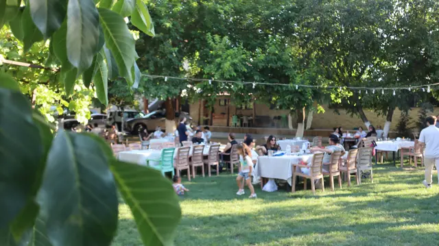 Bahçe restoranı, akşamüstü atmosferi