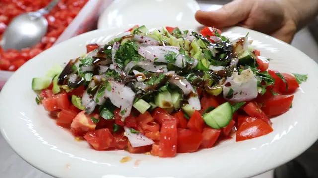 Çoban salata, mutfaktan servise