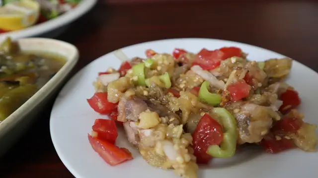 Közlenmiş patlıcan salatası